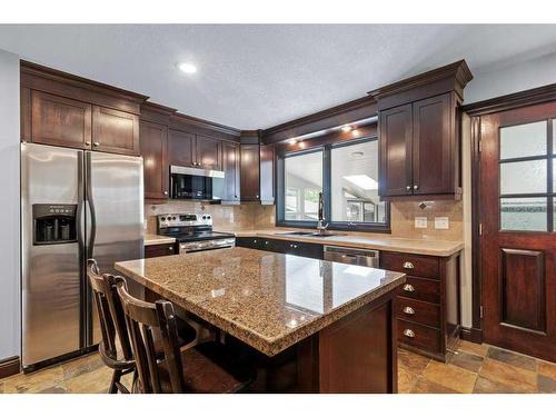 17 Ward Crescent, Red Deer, AB - Indoor Photo Showing Kitchen