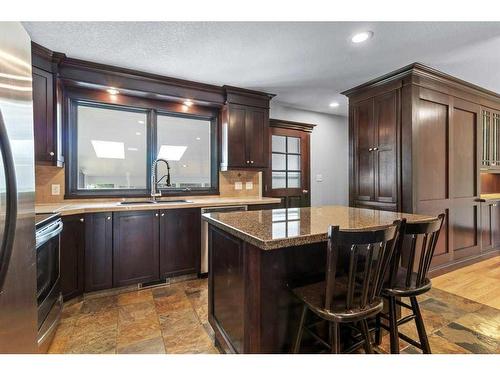 17 Ward Crescent, Red Deer, AB - Indoor Photo Showing Kitchen With Upgraded Kitchen