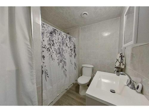 1 Murphy Close, Blackfalds, AB - Indoor Photo Showing Bathroom