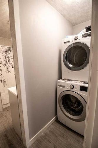 1 Murphy Close, Blackfalds, AB - Indoor Photo Showing Laundry Room