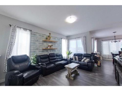 1 Murphy Close, Blackfalds, AB - Indoor Photo Showing Living Room