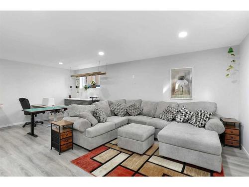 38 Valmont Street, Blackfalds, AB - Indoor Photo Showing Living Room