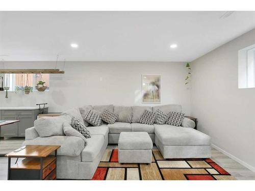 38 Valmont Street, Blackfalds, AB - Indoor Photo Showing Living Room