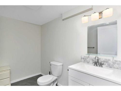 38 Valmont Street, Blackfalds, AB - Indoor Photo Showing Bathroom