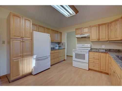 1809 26 Avenue, Delburne, AB - Indoor Photo Showing Kitchen With Double Sink