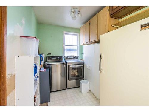 5606 50 Avenue, Lacombe, AB - Indoor Photo Showing Laundry Room