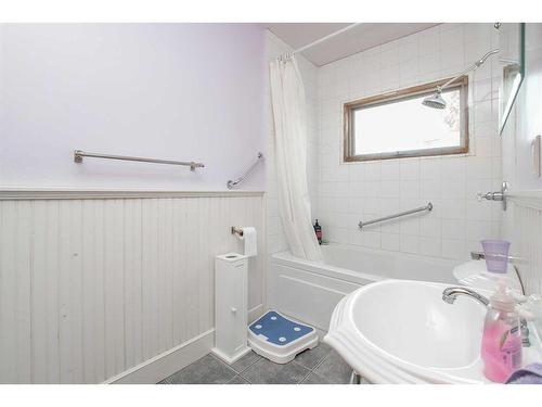 5606 50 Avenue, Lacombe, AB - Indoor Photo Showing Bathroom