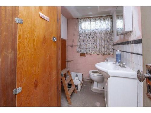 5606 50 Avenue, Lacombe, AB - Indoor Photo Showing Bathroom