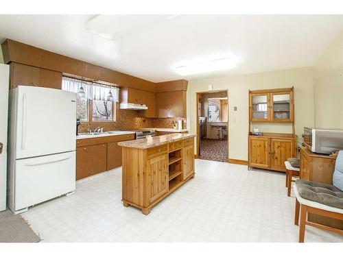 5606 50 Avenue, Lacombe, AB - Indoor Photo Showing Kitchen With Double Sink