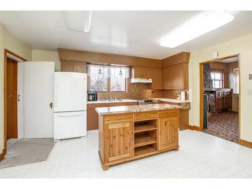 5606 50 Avenue, Lacombe, AB - Indoor Photo Showing Kitchen