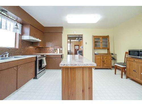 5606 50 Avenue, Lacombe, AB - Indoor Photo Showing Kitchen With Double Sink