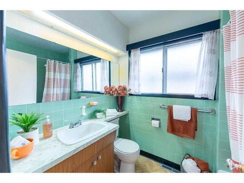 4401 40A Avenue, Red Deer, AB - Indoor Photo Showing Bathroom