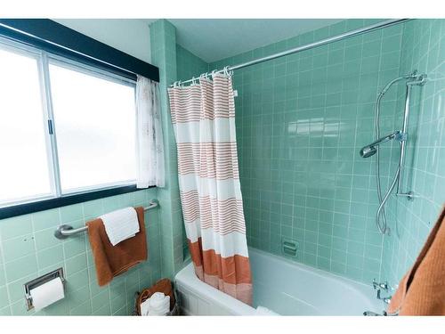 4401 40A Avenue, Red Deer, AB - Indoor Photo Showing Bathroom