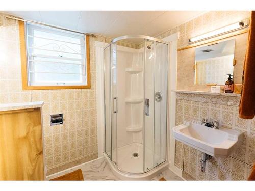 4401 40A Avenue, Red Deer, AB - Indoor Photo Showing Bathroom