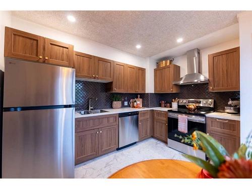 4401 40A Avenue, Red Deer, AB - Indoor Photo Showing Kitchen With Stainless Steel Kitchen