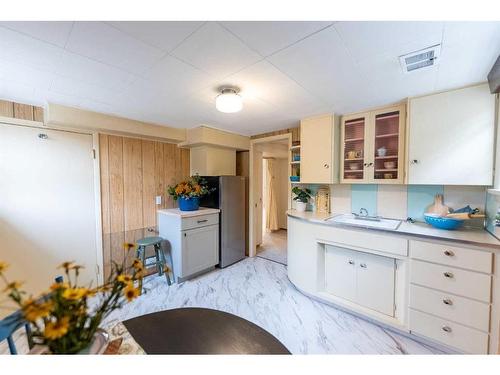 4401 40A Avenue, Red Deer, AB - Indoor Photo Showing Kitchen