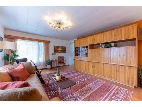 4401 40A Avenue, Red Deer, AB - Indoor Photo Showing Living Room