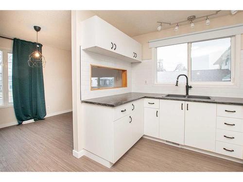 5007 58 Street, Lacombe, AB - Indoor Photo Showing Kitchen With Double Sink