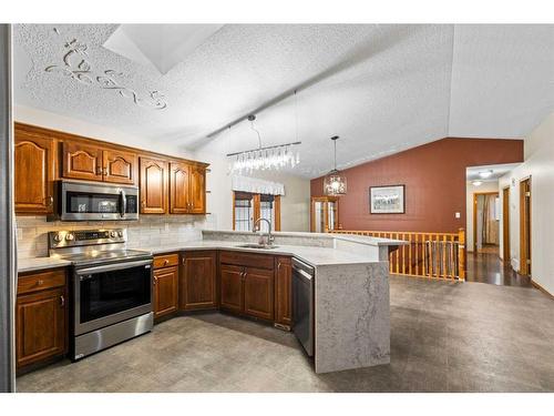 5611 52 Street Close, Eckville, AB - Indoor Photo Showing Kitchen