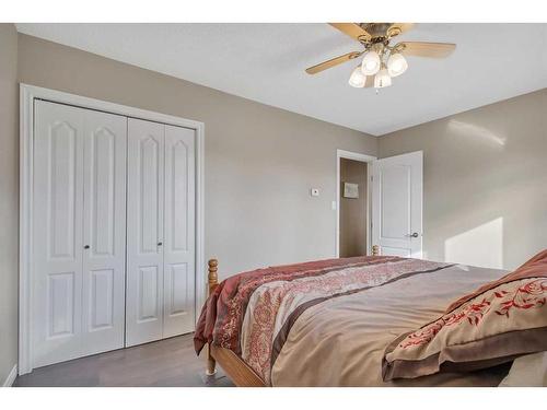 2229 20 Avenue, Bowden, AB - Indoor Photo Showing Bedroom