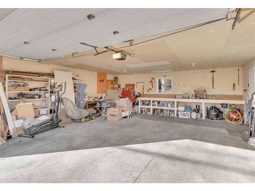 2229 20 Avenue, Bowden, AB - Indoor Photo Showing Garage