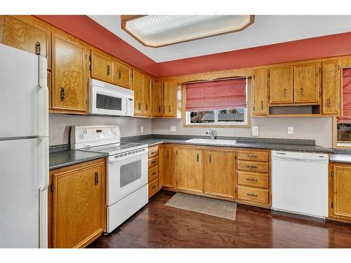 2229 20 Avenue, Bowden, AB - Indoor Photo Showing Kitchen