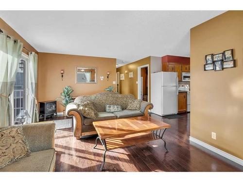 2229 20 Avenue, Bowden, AB - Indoor Photo Showing Living Room