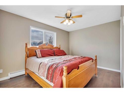 2229 20 Avenue, Bowden, AB - Indoor Photo Showing Bedroom