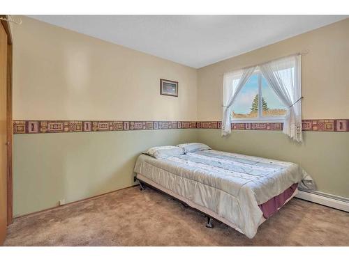 2229 20 Avenue, Bowden, AB - Indoor Photo Showing Bedroom