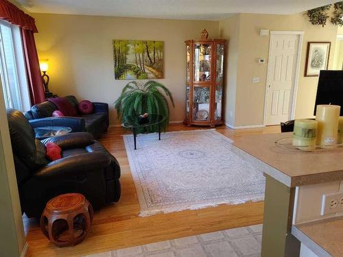 14 Cougar Ridge Bay Sw, Calgary, AB - Indoor Photo Showing Living Room