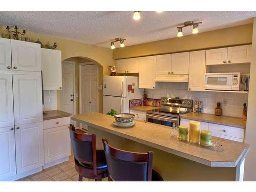 14 Cougar Ridge Bay Sw, Calgary, AB - Indoor Photo Showing Kitchen