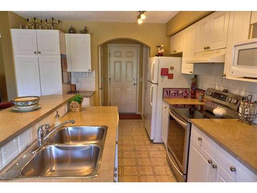 14 Cougar Ridge Bay Sw, Calgary, AB - Indoor Photo Showing Kitchen With Double Sink