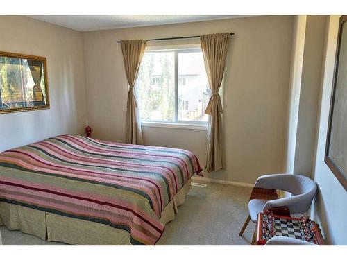 14 Cougar Ridge Bay Sw, Calgary, AB - Indoor Photo Showing Bedroom