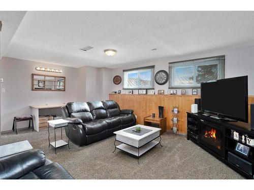 5608 56A Avenue, Rocky Mountain House, AB - Indoor Photo Showing Living Room