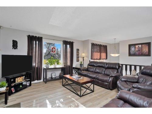 5608 56A Avenue, Rocky Mountain House, AB - Indoor Photo Showing Living Room