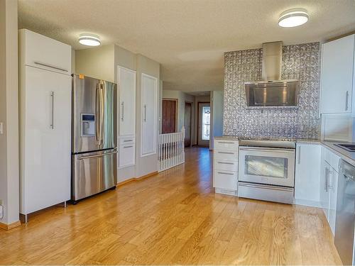 815 8 Street North, Three Hills, AB - Indoor Photo Showing Kitchen