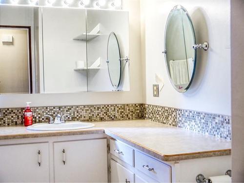 815 8 Street North, Three Hills, AB - Indoor Photo Showing Bathroom