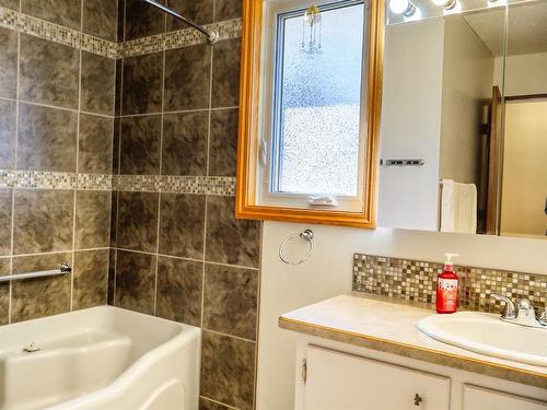 815 8 Street North, Three Hills, AB - Indoor Photo Showing Bathroom