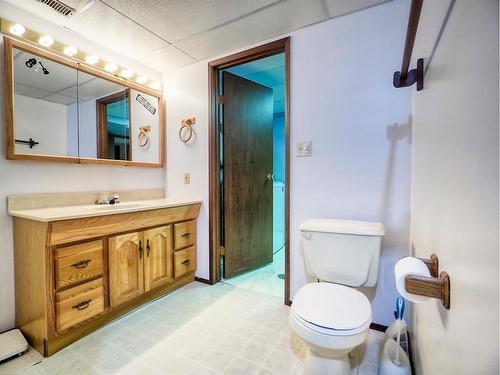 815 8 Street North, Three Hills, AB - Indoor Photo Showing Bathroom