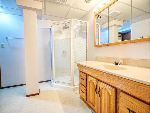 815 8 Street North, Three Hills, AB - Indoor Photo Showing Bathroom