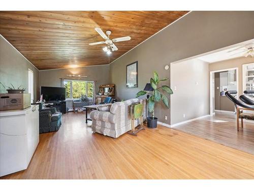 6219 Township Road 490, Rural Brazeau County, AB - Indoor Photo Showing Living Room