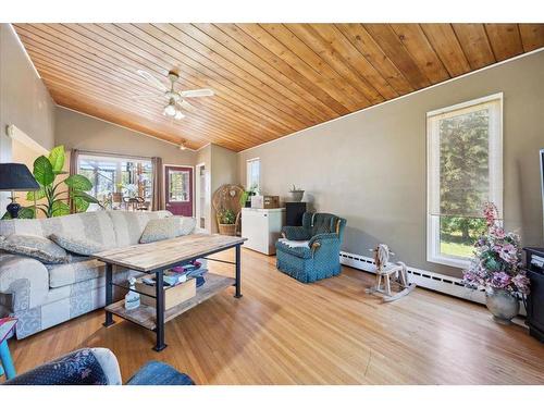 6219 Township Road 490, Rural Brazeau County, AB - Indoor Photo Showing Living Room