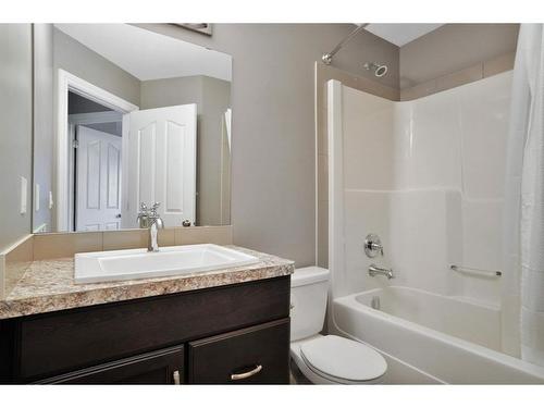 656 Robinson Avenue, Penhold, AB - Indoor Photo Showing Bathroom