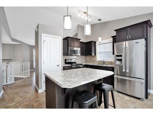 656 Robinson Avenue, Penhold, AB - Indoor Photo Showing Kitchen With Upgraded Kitchen