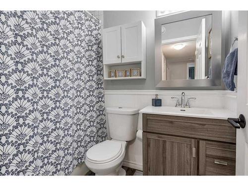 24-33 Jennings Crescent, Red Deer, AB - Indoor Photo Showing Bathroom