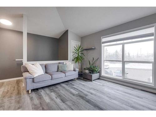 24-33 Jennings Crescent, Red Deer, AB - Indoor Photo Showing Living Room