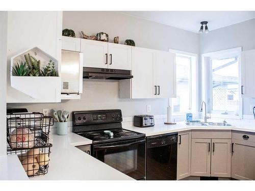 4709 Westbrooke Road, Blackfalds, AB - Indoor Photo Showing Kitchen