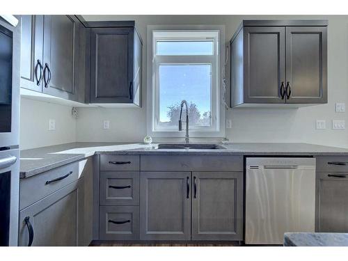 A/B-5333 76 Street, Red Deer, AB - Indoor Photo Showing Kitchen