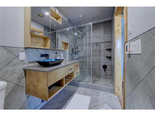 A/B-5333 76 Street, Red Deer, AB - Indoor Photo Showing Bathroom