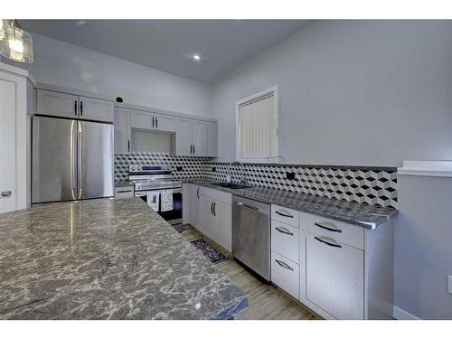 A/B-5333 76 Street, Red Deer, AB - Indoor Photo Showing Kitchen With Stainless Steel Kitchen With Upgraded Kitchen